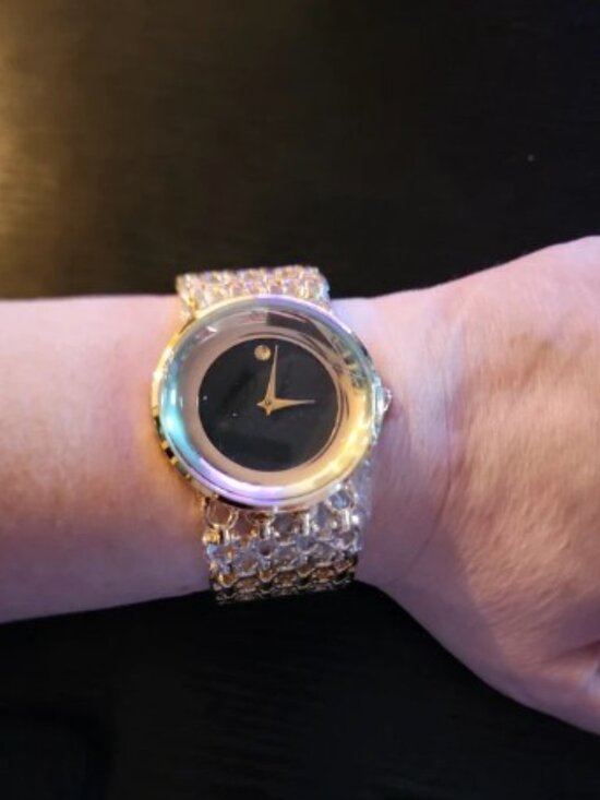 Elegant Gold-Tone Women\'s Dress Watch with Black Dial
